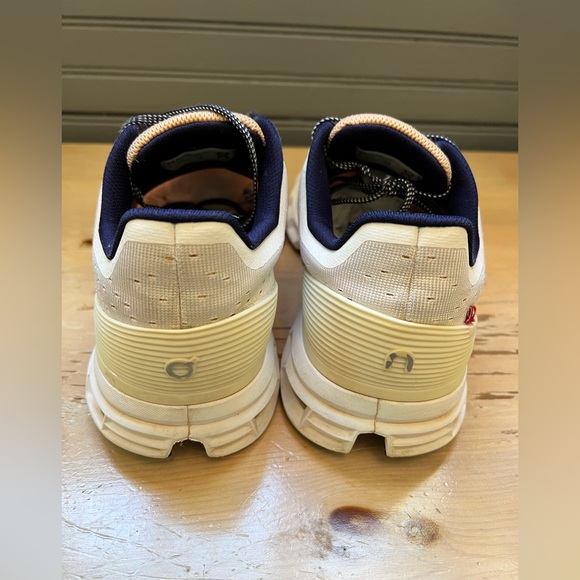 On Cloudstratus Running Shoes White/Almond Women’s 8 - Picture 7 of 10